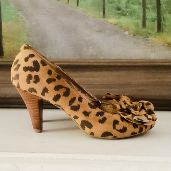 Sofft Size 9.5 M High Heel Pump Suede Leather Printed Leopard Peep Toe Rosette - Picture 10 of 15